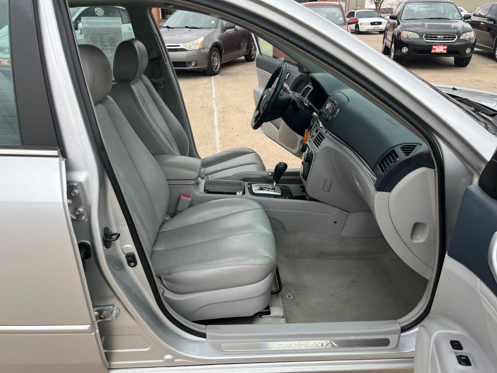 2006 SILVER /gray Hyundai Sonata GLS (5NPEU46F26H) with an 3.3L V6 DOHC 24V engine, located at 14700 Tomball Parkway 249, Houston, TX, 77086, (281) 444-2200, 29.928619, -95.504074 - Photo #11